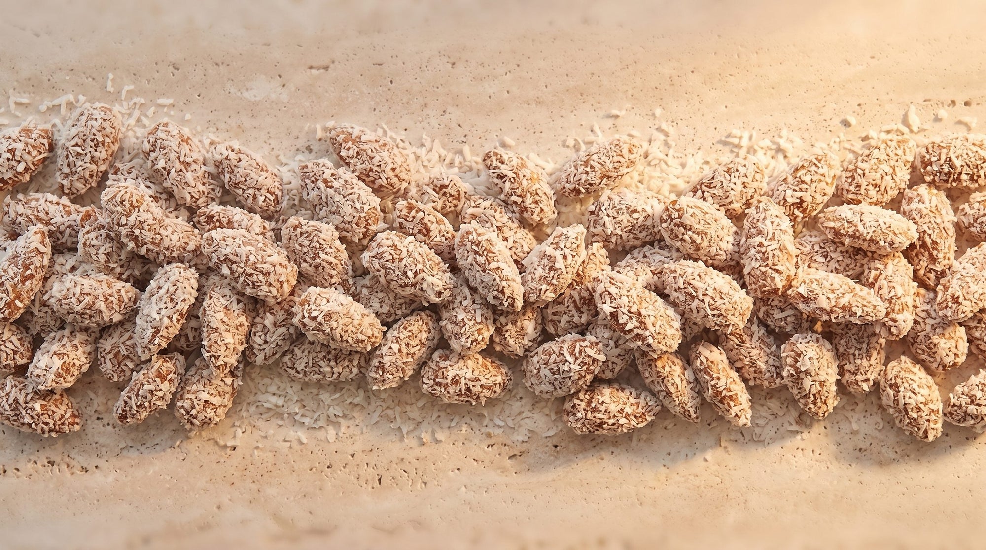 Amande Noix de Coco, bande texture amandes longues effilées et copeaux de coco mats sur pierre claire