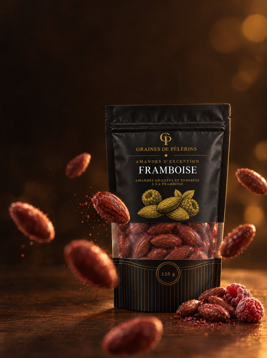 Sacchetto nero e oro di Mandorle al Lampone, mandorle color carminio sospese tutt’intorno, in una sera d’inverno.