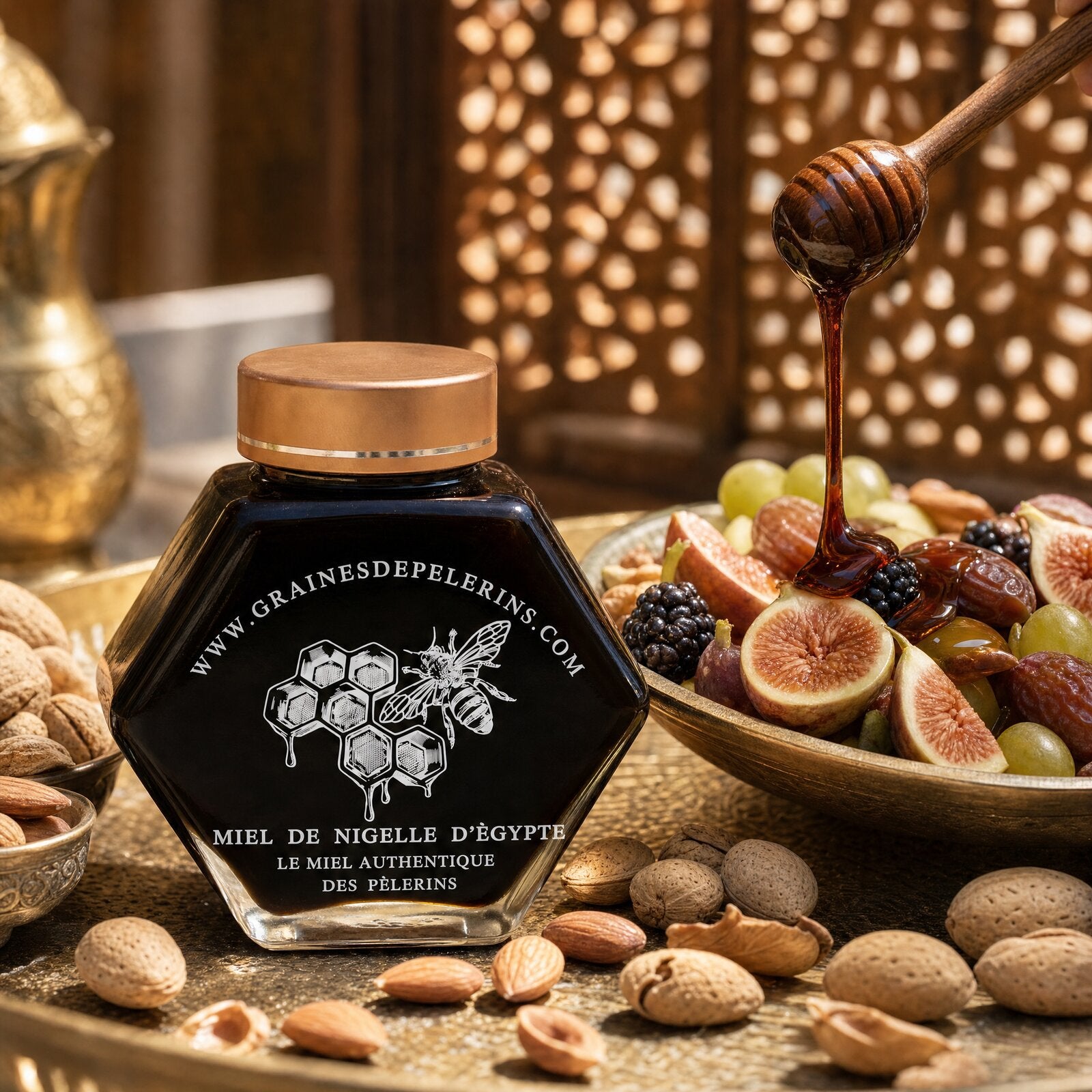 Miel de Nigelle brun acajou coulant lentement sur des fruits d’été
