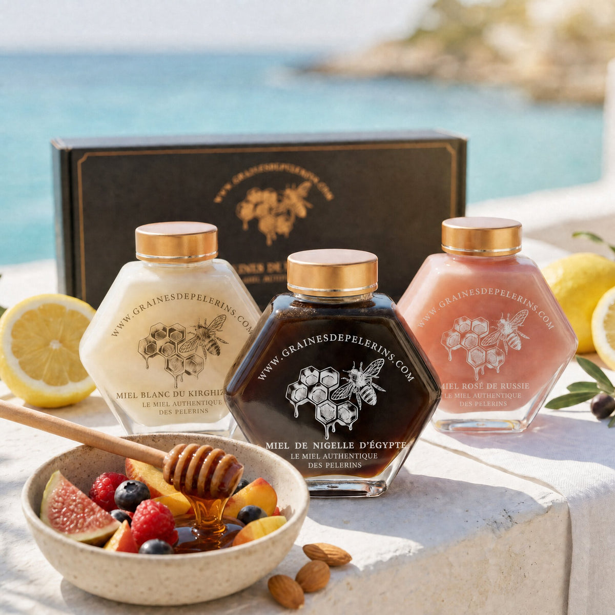 Miel Blanc, Nigelle et Aromiel Rose servis ensemble avec des fruits d’été