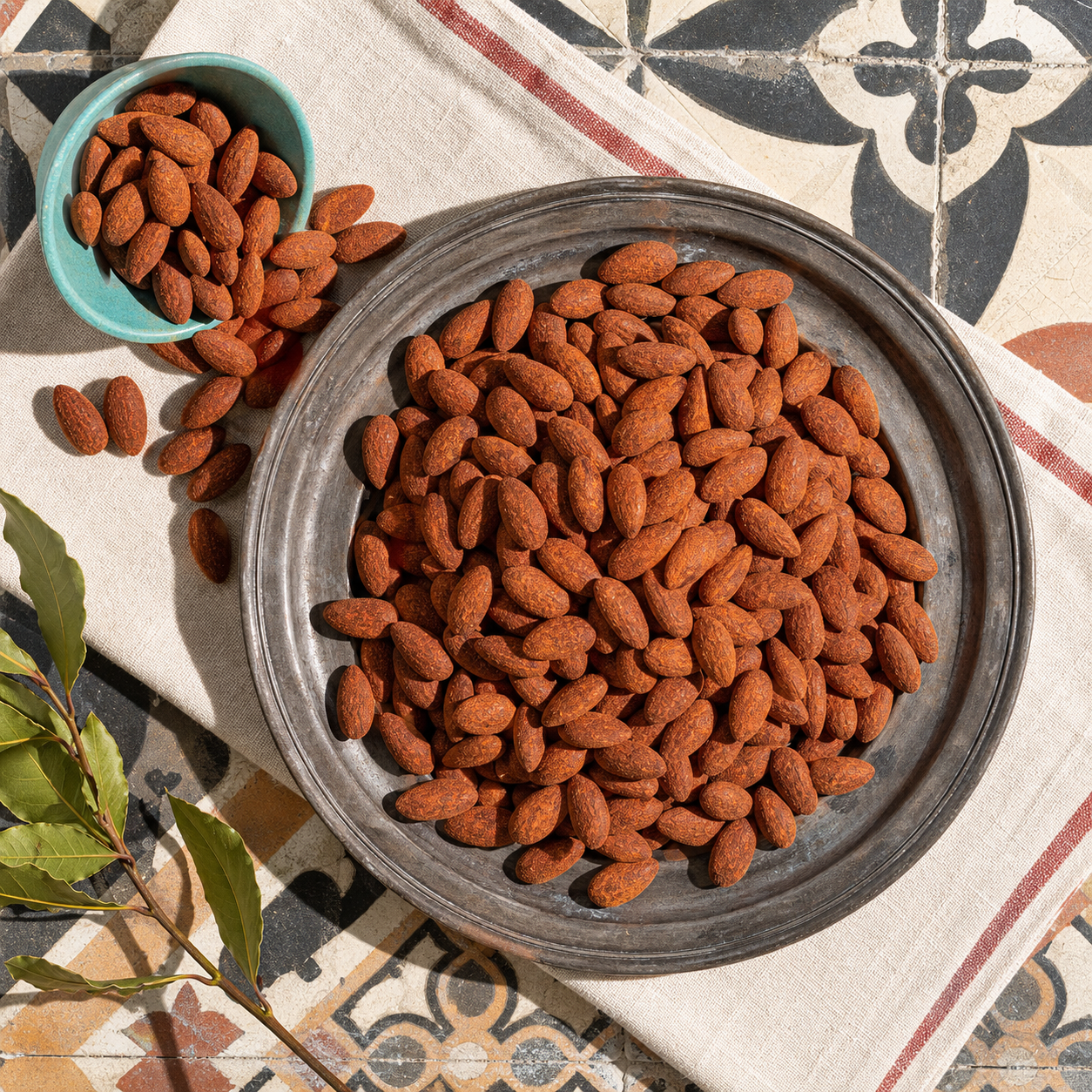 Amandes Piment au poudrage rouge brique servies dans un grand plat métallique