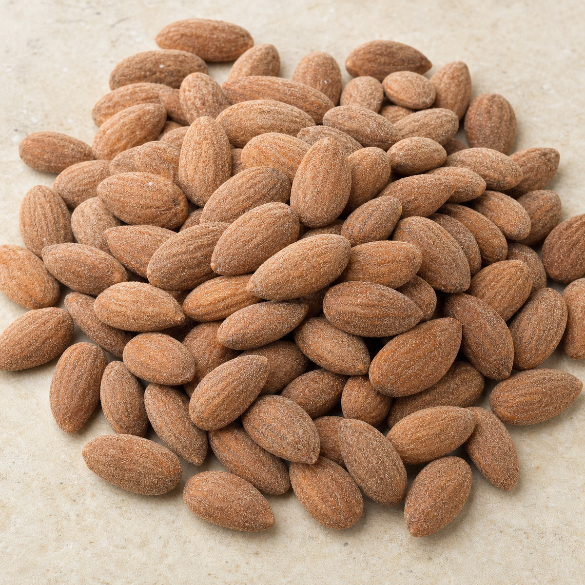 Gros plan d’Amandes Salées Fumées à la pellicule taupe fine et mate