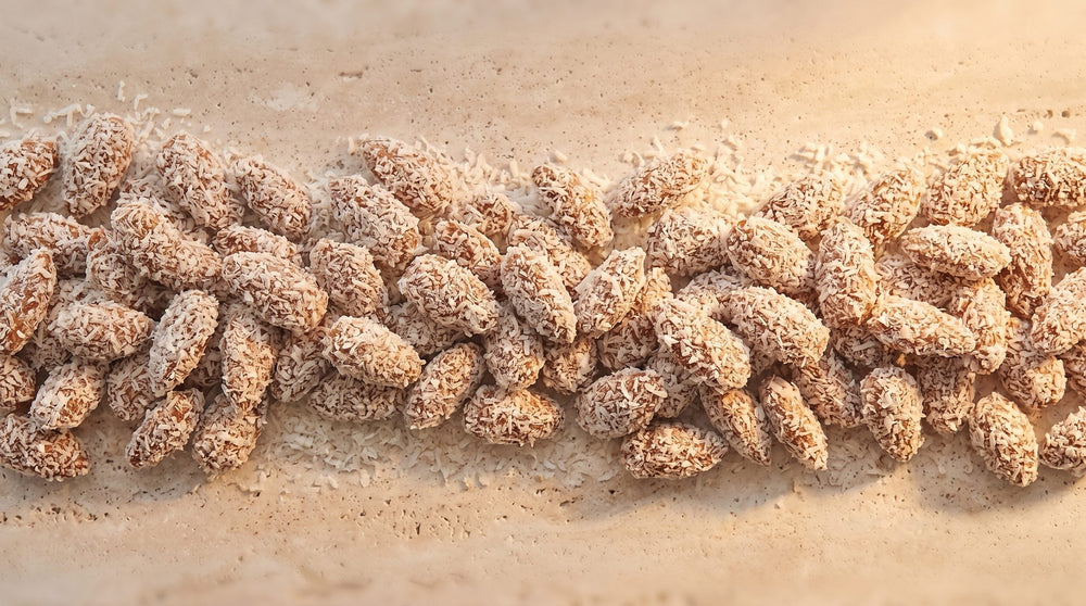 Amande Noix de Coco, bande texture amandes longues effilées et copeaux de coco mats sur pierre claire