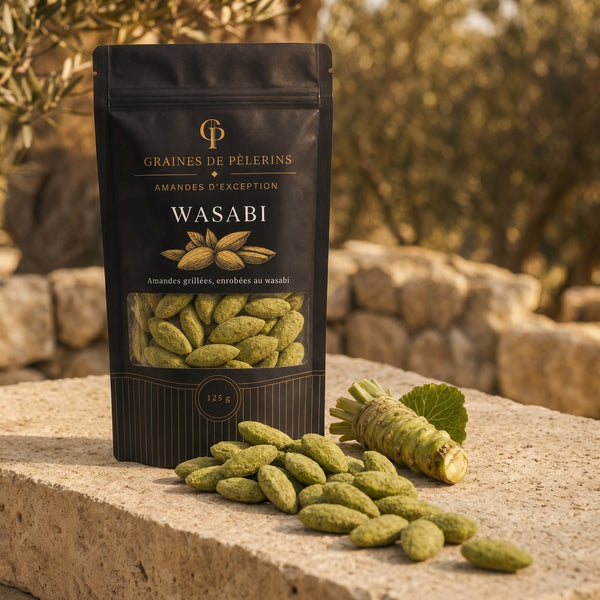 Amande Wasabi, sachet Graines de Pèlerins debout sur pierre travertin, poudre verte mate, rhizome et feuille de wasabi