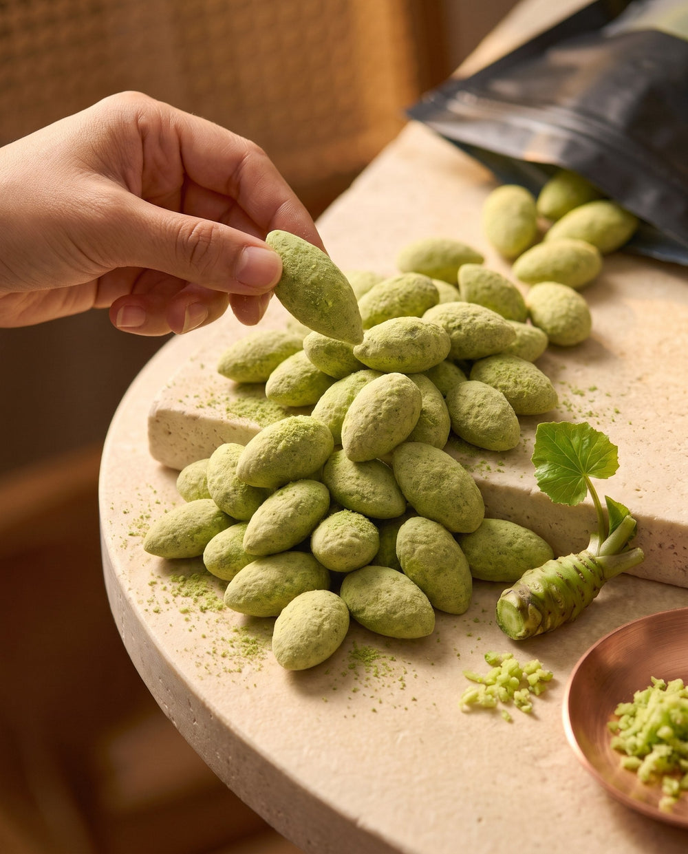 Amande Wasabi, macro amandes longues effilées et poudre de wasabi verte mate sur pierre claire, sans emballage