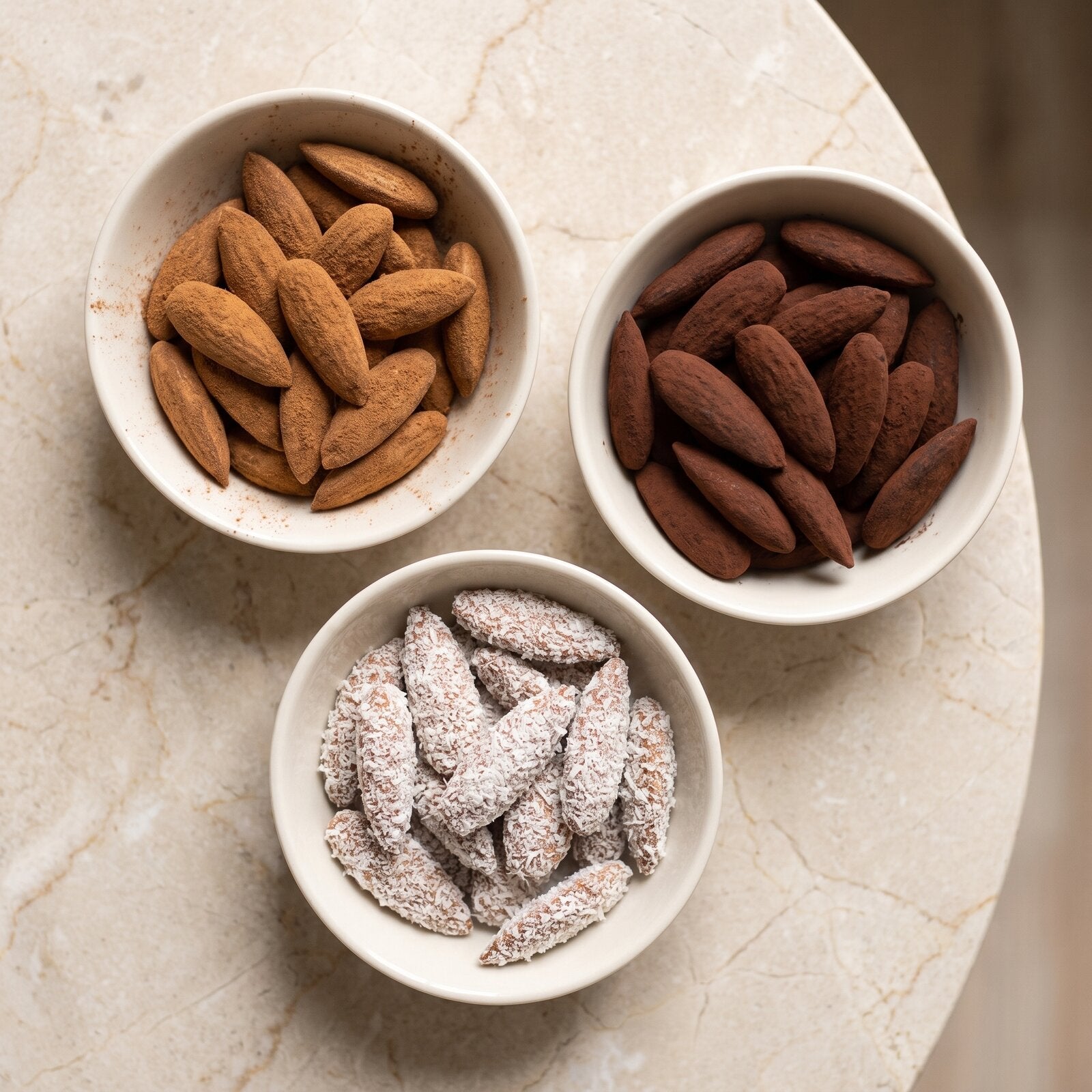 Pied de collection Amandes d'Exception, trois bols cannelle chocolat coco, amandes effilées mates