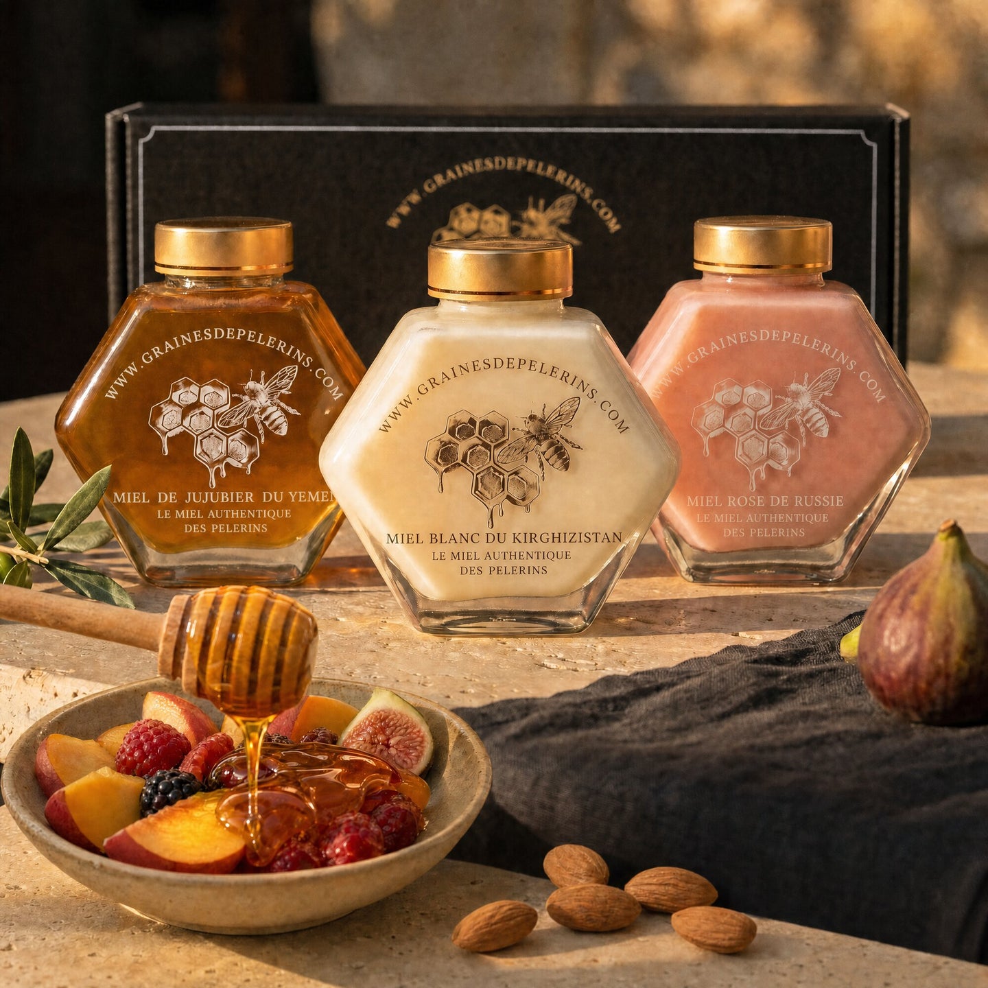 Coffret Prestige, miels Jujubier, Blanc et Rose, lifestyle été méditerranéen, cuillère de miel ambré sur fruits