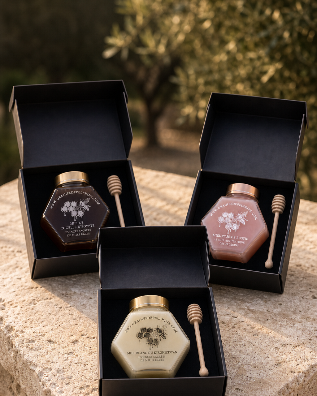 Présentation cadeau du Coffret Découverte avec trois écrins individuels, trois pots et trois cuillères