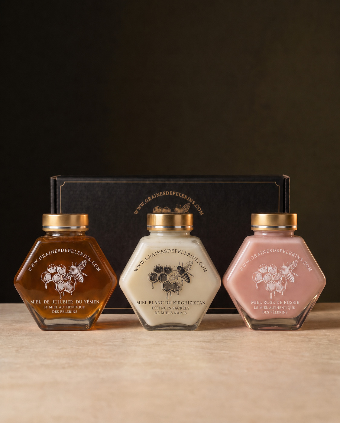 Cofre Prestigio negro y oro con Miel de Azufaifo, Miel Blanca y Aromiel Rosa en una luz provenzal
