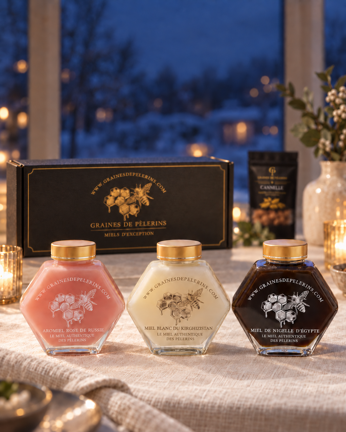 Coffret Découverte Graines de Pèlerins : trois pots de 250 g, Aromiel Rose de Russie, Miel Blanc du Kirghizistan et Miel de Nigelle d’Égypte, devant leur écrin noir et or
