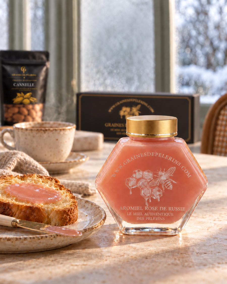 Aromiel Rose y tostada en el desayuno ante una ventana invernal, con un estuche al fondo.