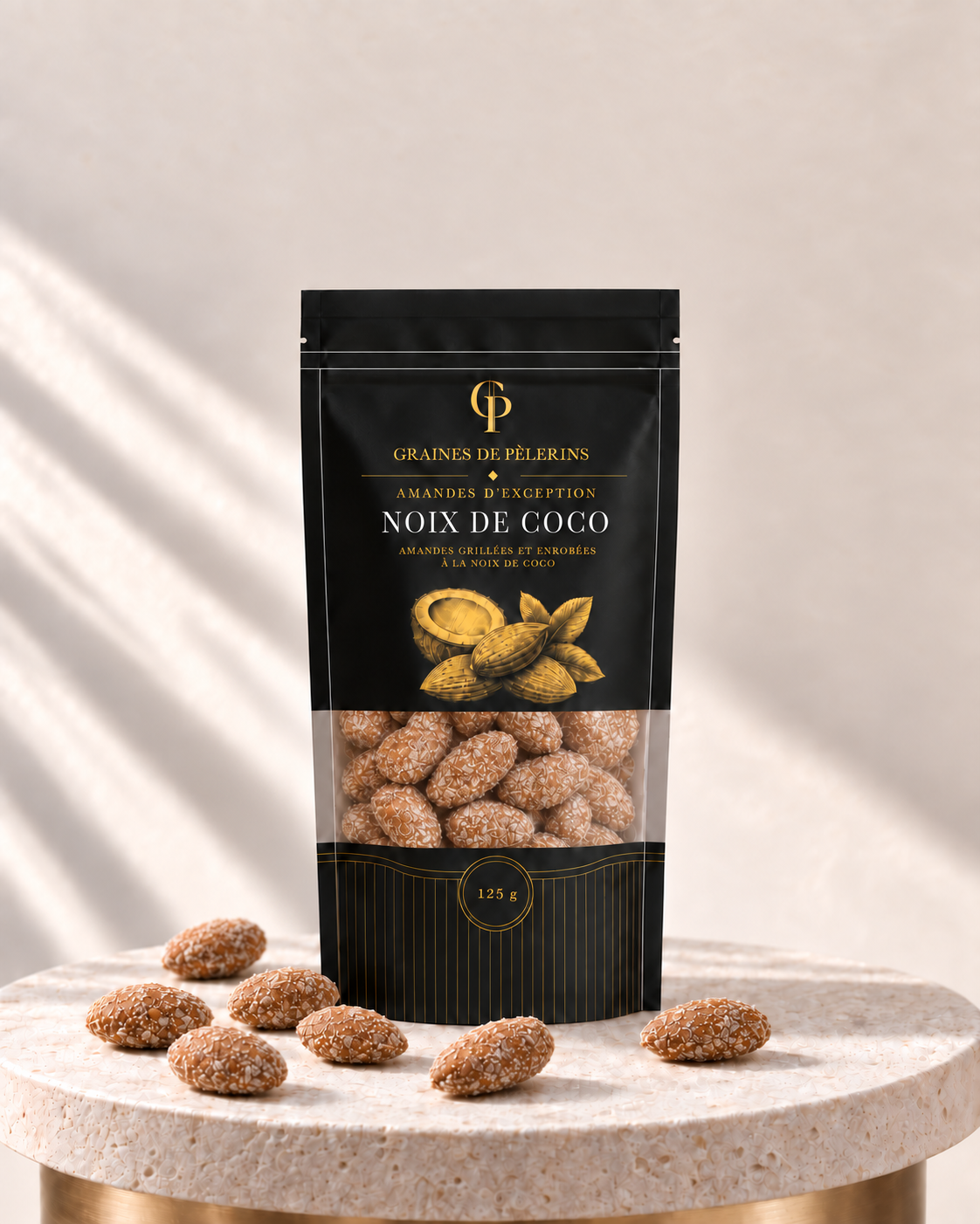 Sachet d’amandes Noix de Coco et quelques amandes sur un plateau rond en calcaire clair.