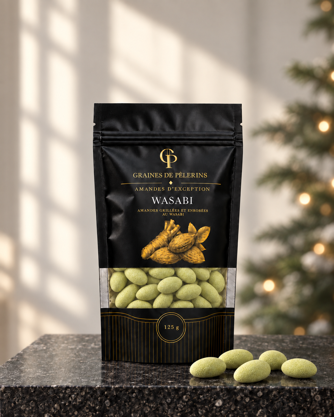 Sachet d’amandes Wasabi sur du granit, avec quelques amandes devant un fond céladon.