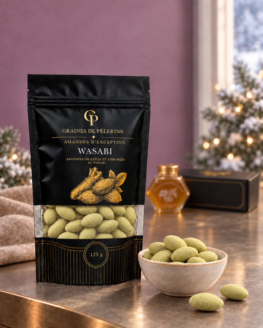 Beutel und Schale Wasabi-Mandeln auf einem Zinntablett und pflaumenfarbenem Samt, mit Weißem Honig dahinter.