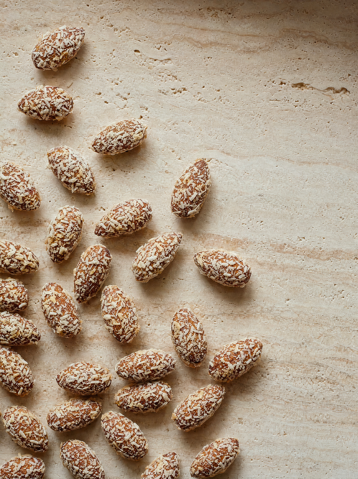 Composition graphique d’Amandes Noix de Coco aux éclats ivoire